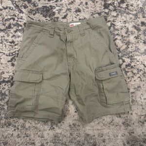 Wrangler khaki cargo shorts 32 waist / smoke free & pet free home